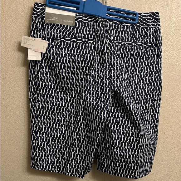 Liz Claiborne Sloane Stretch Blue White Patterned Bermuda Shorts Size 6 - Picture 9 of 9